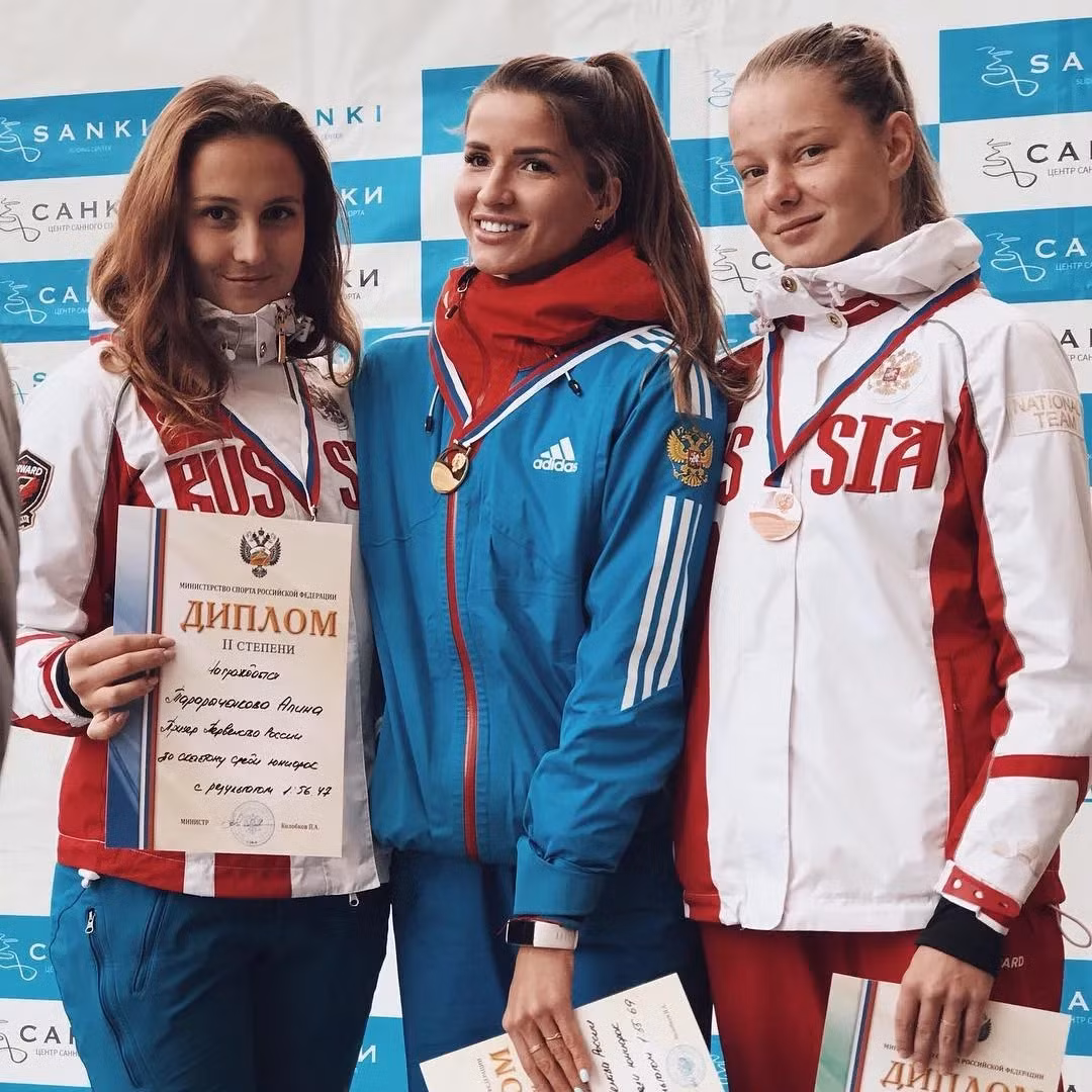 Lần đầu thử sức với skeleton, cô đã rất sợ hãi, bởi người chơi phải nằm sấp trên tấm ván và trượt đi với tốc độ chóng mặt. Bất kỳ sơ suất nhỏ nào khi trượt cũng có thể khiến cô gặp nguy hiểm. "Lần đầu tập, tôi đã liên tục hét lớn, nói rằng sẽ không đời nào chơi lại lần nữa", cô nhớ lại cảm xúc khi bắt đầu. Nhưng sau vài lần tập luyện, cô cảm thấy thích thú và bị hút vào môn thể thao này.