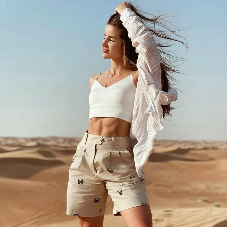 Trang Instagram cá nhân của Julia hiện có hơn 92.000 người theo dõi. Thời gian rảnh rỗi, cô thích vẽ, đọc sách, đi xem phim hoặc du lịch khắp nơi. Chia sẻ trong các bài phỏng vấn, cô mong muốn sau khi kết thúc sự nghiệp thể thao có thể tập trung vào các hoạt động từ thiện, giúp đỡ người vô gia cư.