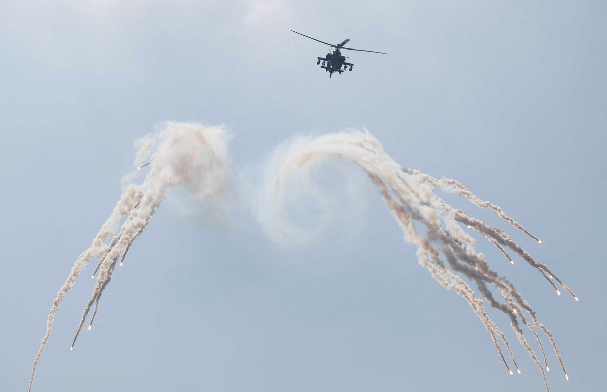 Các hệ thống vũ khí then chốt nhất được huy động trong buổi lễ là bộ 3 quốc phòng xương sống của Hàn Quốc trong nỗ lực răn đe và đáp trả đe dọa hạt nhân từ Triều Tiên, gồm Hệ thống tấn công phủ đầu (Kill Chain), Hệ thống trừng phạt và trả đũa hàng loạt (KMPR), và Hệ thống phòng không và tên lửa (KAMD). Trong ảnh, trực thăng AH-64E của Hàn Quốc.