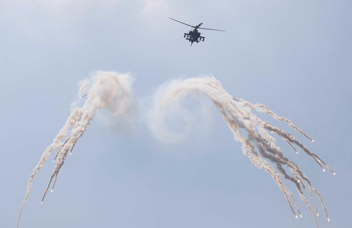 Các hệ thống vũ khí then chốt nhất được huy động trong buổi lễ là bộ 3 quốc phòng xương sống của Hàn Quốc trong nỗ lực răn đe và đáp trả đe dọa hạt nhân từ Triều Tiên, gồm Hệ thống tấn công phủ đầu (Kill Chain), Hệ thống trừng phạt và trả đũa hàng loạt (KMPR), và Hệ thống phòng không và tên lửa (KAMD). Trong ảnh, trực thăng AH-64E của Hàn Quốc.