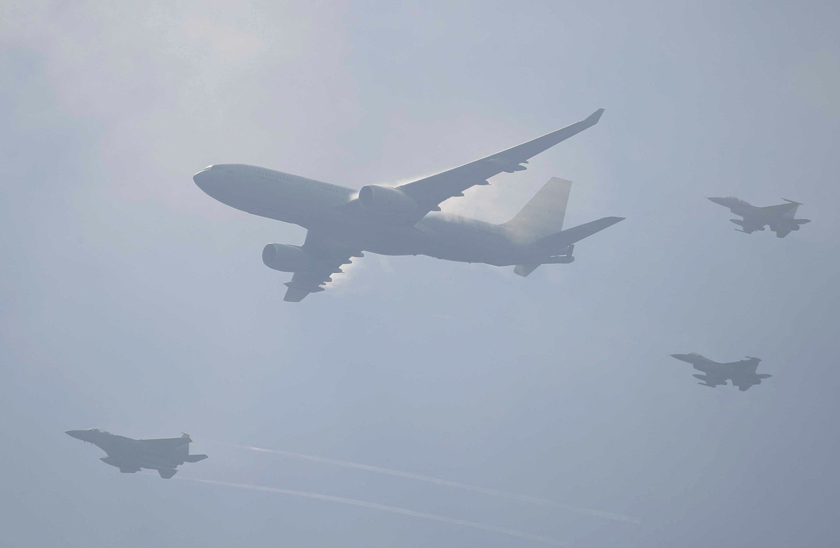 Lễ kỷ niệm là sự kiện tổ chức thường niên. Năm nay, buổi lễ diễn ra chỉ vài giờ sau khi Triều Tiên bắn hai tên lửa đạn đạo tầm ngắn vào vùng biển phía đông bán đảo Triều Tiên, vụ bắn tên lửa thứ 4 chỉ trong vòng một tuần của Bình Nhưỡng. Trong ảnh, tiêm kích F-15K hộ tống máy bay KC-330 của Hàn Quốc.