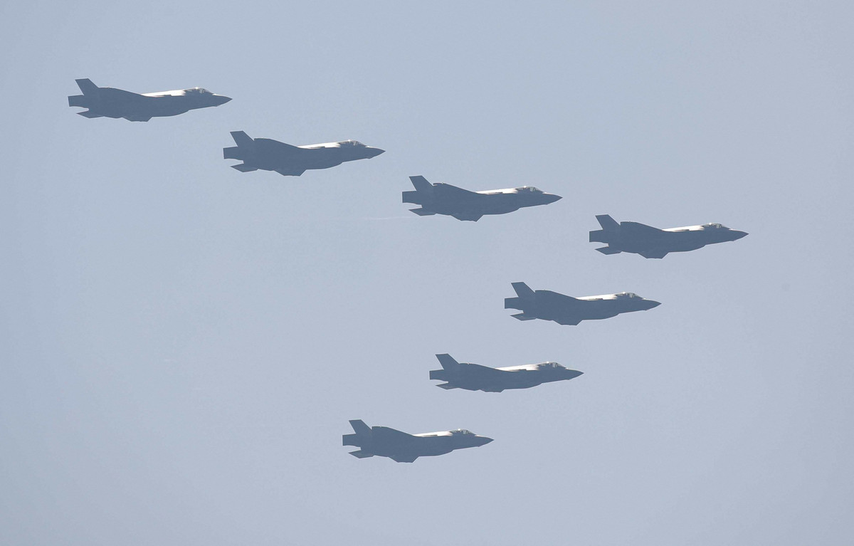 Đáng chú ý, xuất hiện trong sự kiện là các lực lượng tinh nhuệ nhất, tiên phong cho sáng kiến Cải cách Quốc phòng 4.0 của Tổng thống Yoon Suk Yeol nhằm xây dựng một đội quân mạnh mẽ, thông minh hơn dựa trên công nghệ cao, như trí tuệ nhân tạo. Trong ảnh, dàn tiêm kích tàng hình F-35 của Hàn Quốc.