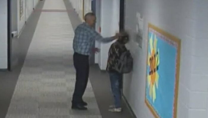 Thay giao bi sa thai vi xo hoc sinh vao tuong roi tat manh