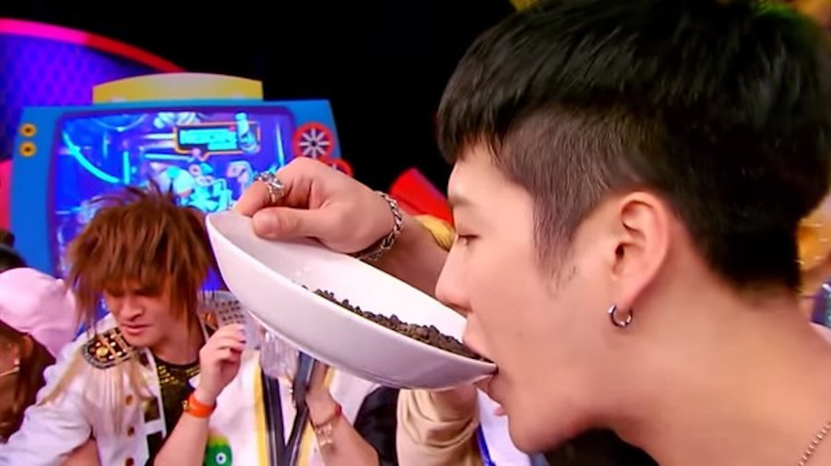 Vương Gia Nhĩ (Jackson Wang, thành viên nhóm GOT7) từng ăn phân dơi, thỏ và sóc bay trong show Đại học sinh đến rồi. Cảnh ăn phân động vật của Vương Gia Nhĩ được chiếu lặp đi lặp lại bị nhận xét gây buồn nôn. Trước làn sóng phản ứng tiêu cực, ê-kíp chương trình giải thích phân dơi (Dạ minh sa), thỏ và sóc bay được sử dụng là chế phẩm, dược liệu trong đông y. Vì vậy, họ muốn thông qua sóng truyền hình giới thiệu đến khán giả.