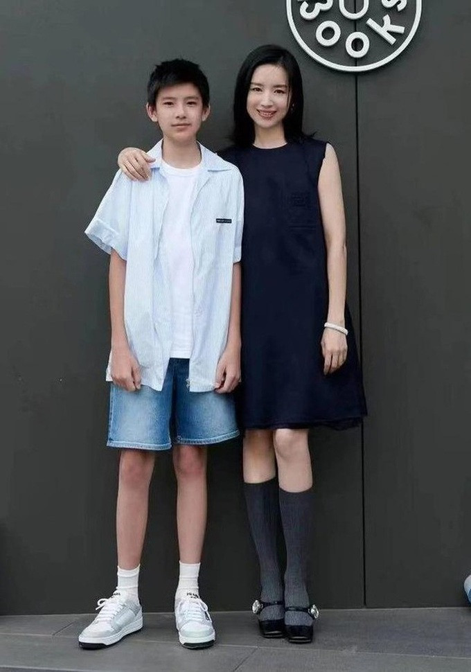 Đổng Khiết và con trai Đỉnh Đỉnh tại một sự kiện hồi tháng 7/2022 (Ảnh: Sohu).