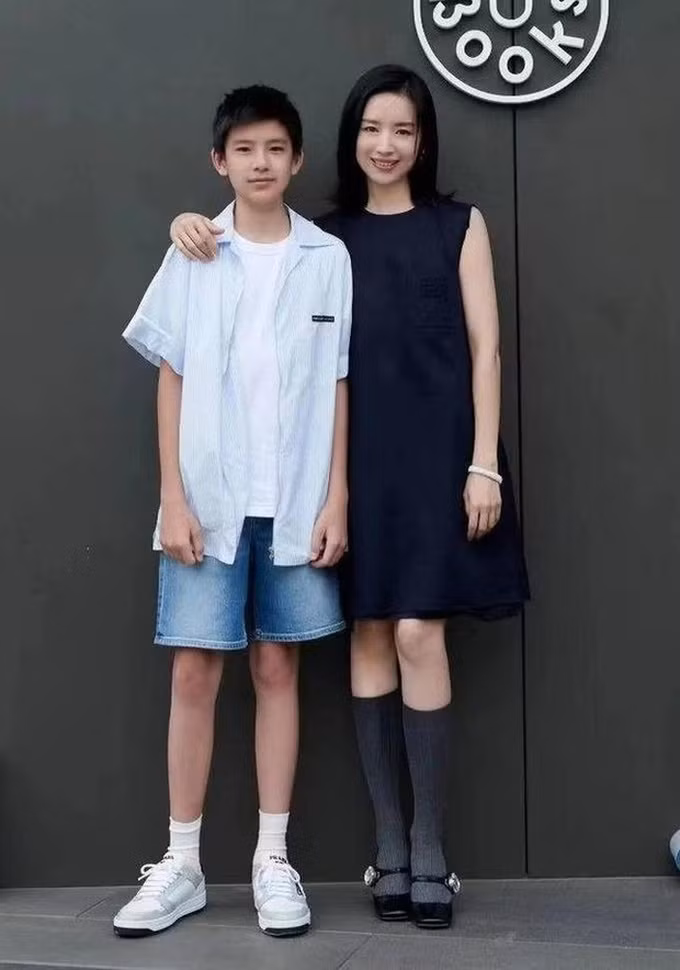 Đổng Khiết và con trai Đỉnh Đỉnh tại một sự kiện hồi tháng 7/2022 (Ảnh: Sohu).
