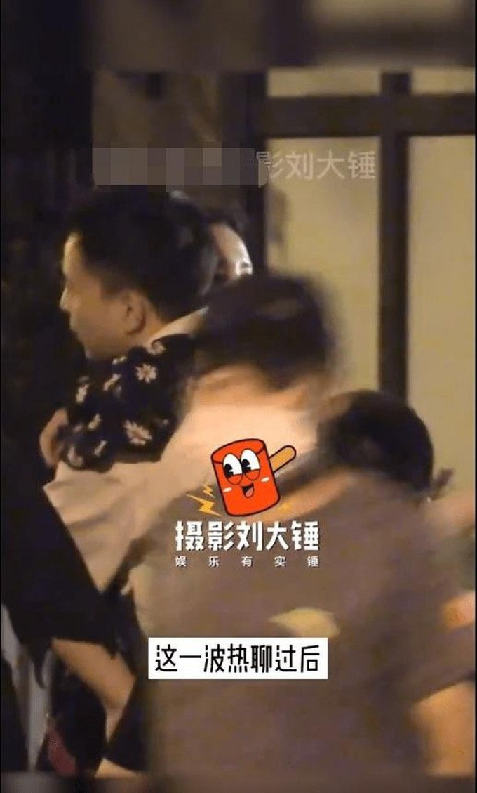 Nữ diễn viên và người đàn ông lạ mặt ôm nhau khá thân thiết (Ảnh: Sohu).