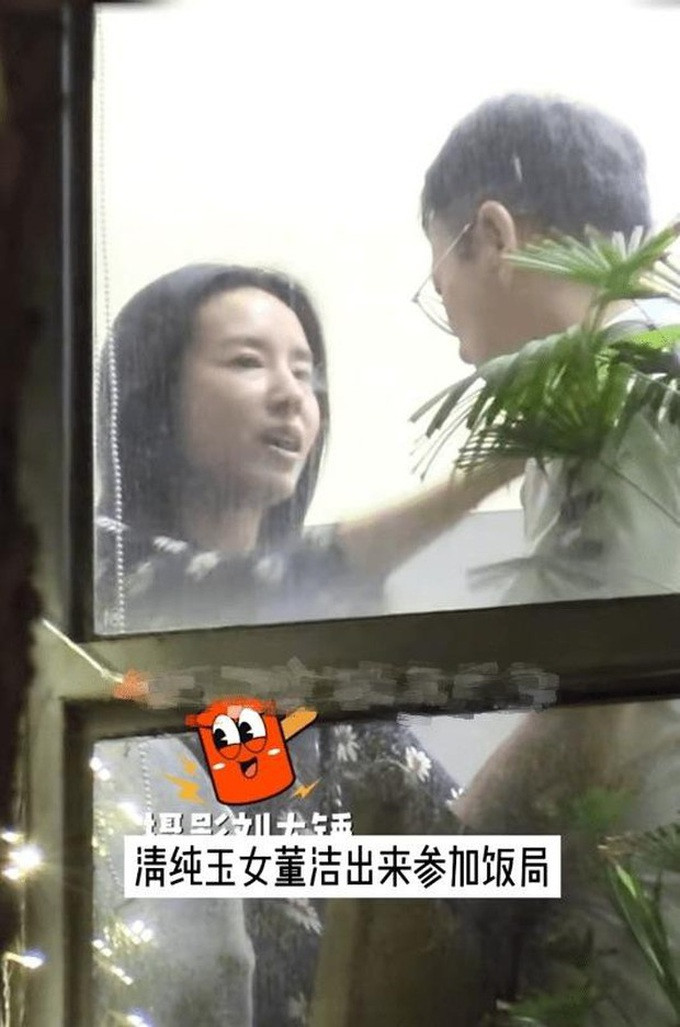 Ngày 18/8, Đổng Khiết bị giới săn tin bắt gặp thân mật với một người đàn ông tại một bữa tiệc (Ảnh: Sohu).