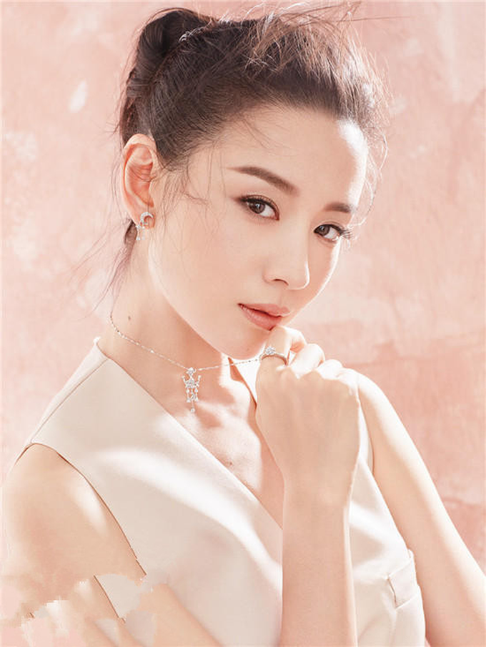 Đổng Khiết bị khán giả quay lưng vì lộ ảnh ngoại tình khi chưa ly hôn (Ảnh: Sina).