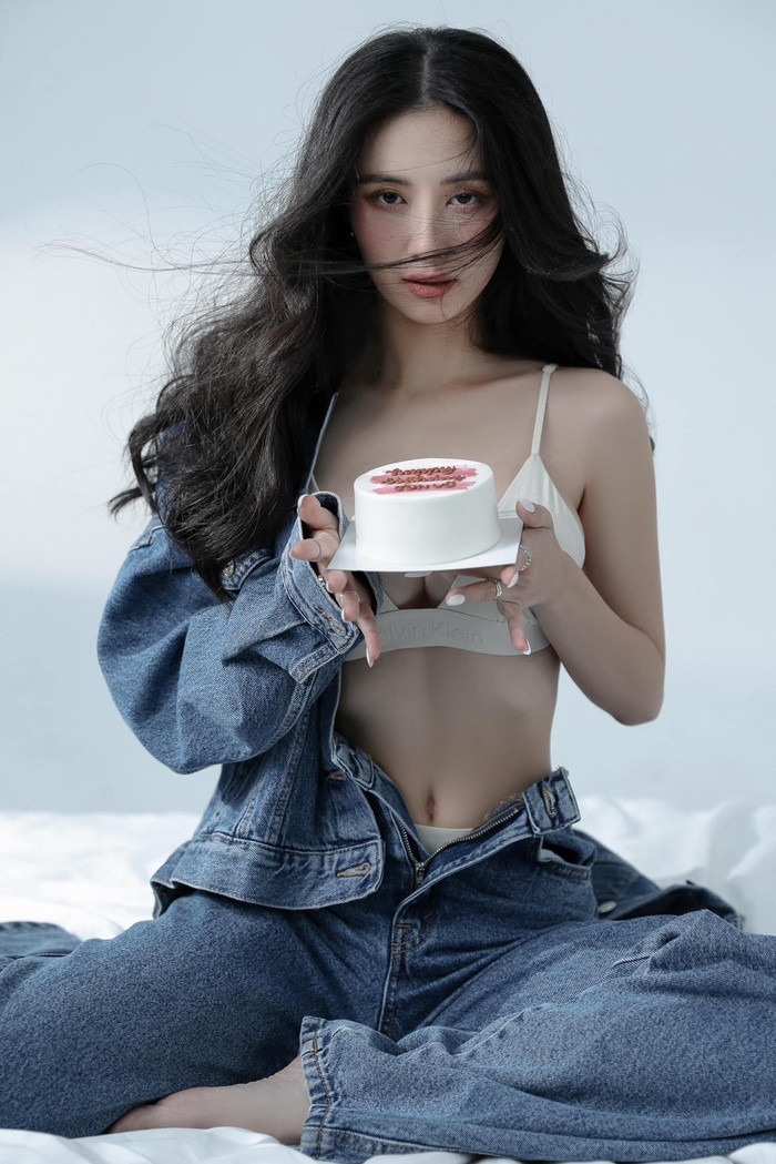 Jun Vũ đăng bộ ảnh 'hở trên kín dưới', khoe vòng 1 căng tràn - Hình 3 Jun Vu dang bo anh 'ho tren kin duoi', khoe vong 1 cang tran-Hinh-3