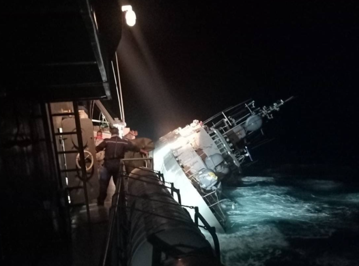 Tau ho ve hai quan Thai Lan bi song lon danh chim