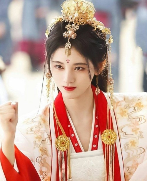 Giờ Tý (23 giờ đêm – 1 giờ sáng). Bản tính khôn ngoan, nhanh nhẹn, người sinh vào khung giờ này luôn tâm niệm phải đạt được mọi thứ bằng chính năng lực của mình. Dù gặp phải tình huống nào, họ chắc chắn sẽ có thể sáng tạo ra những cách giải quyết linh hoạt.