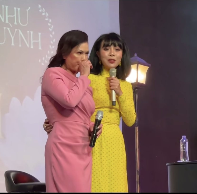 Bà xã NS Chí Tài bật khóc khi lần đầu biểu diễn - Hình 2 Ba xa NS Chi Tai bat khoc khi lan dau bieu dien-Hinh-2