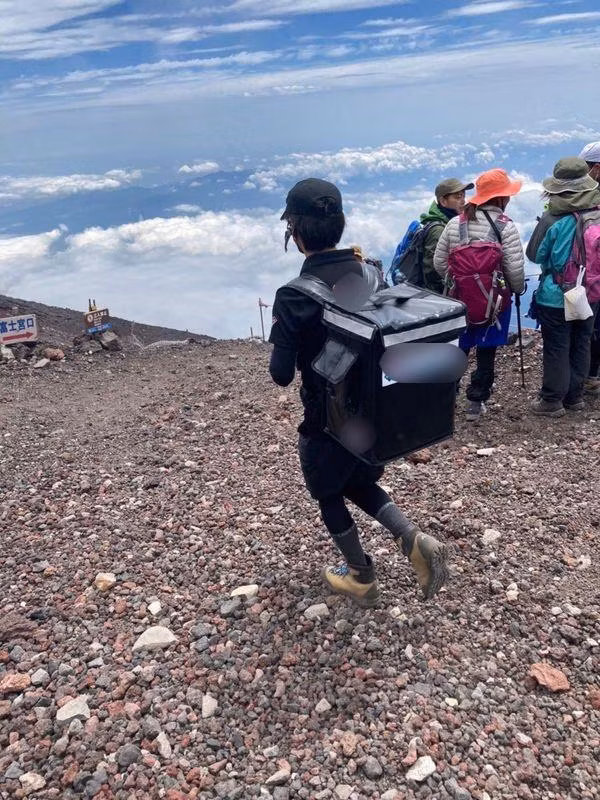 Shipper tan tam giao pizza len dinh nui, phi ship gap 10 lan gia ban-Hinh-3