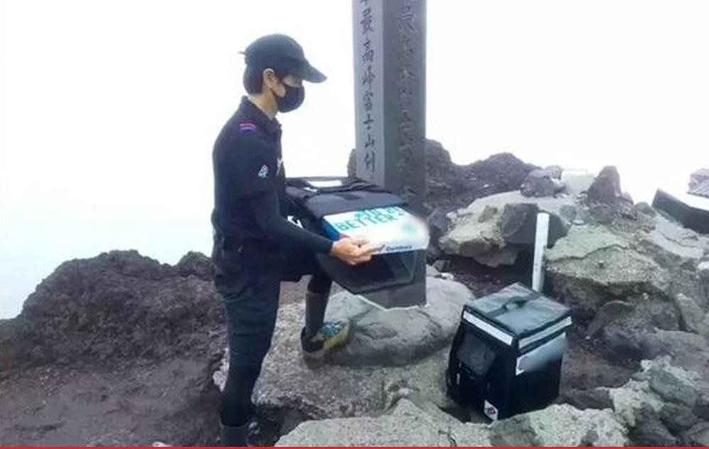 Shipper tan tam giao pizza len dinh nui, phi ship gap 10 lan gia ban