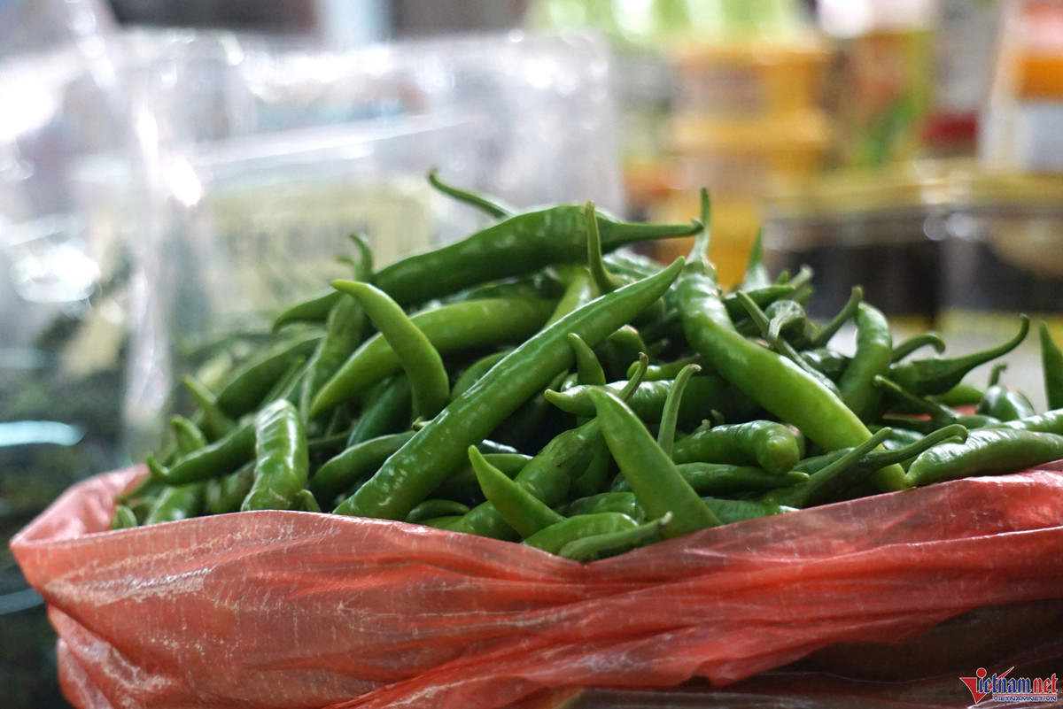 Ớt xanh 'đắt như tôm tươi’, bán hết veo hàng chục ký mỗi ngày - Hình 2 Ot xanh 'dat nhu tom tuoi’, ban het veo hang chuc ky moi ngay-Hinh-2