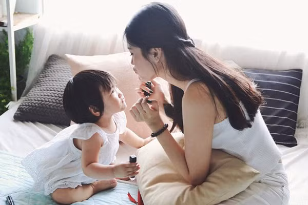 Su that bat ngo sau khi dong y cho ban gai ve chung song