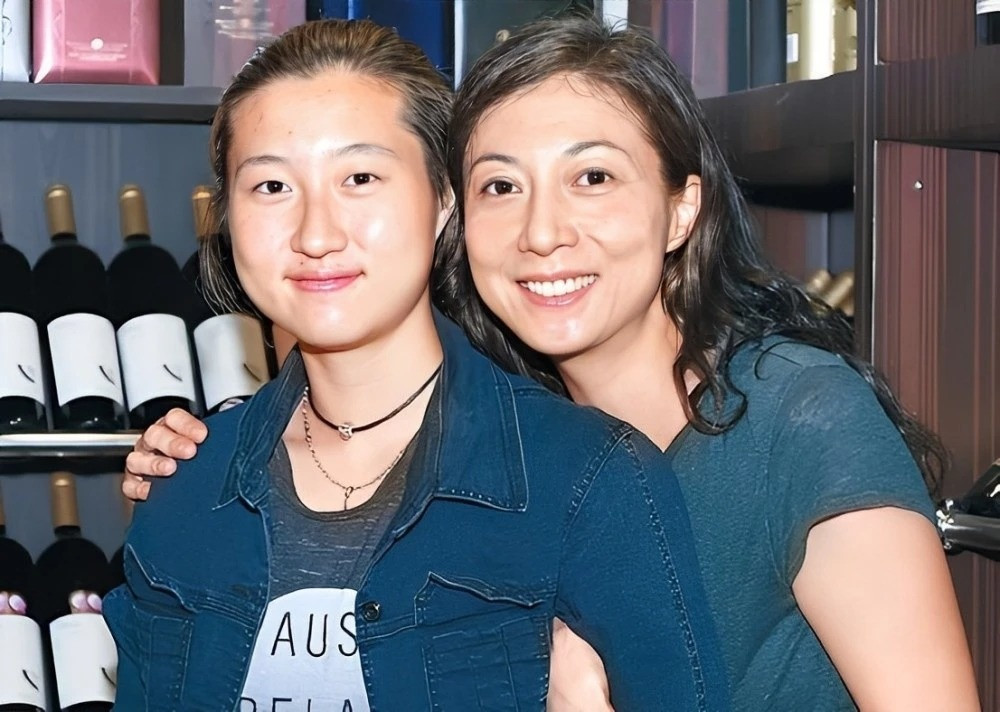 Cuoc song bi kich cua con gai bi Thanh Long bo roi-Hinh-8