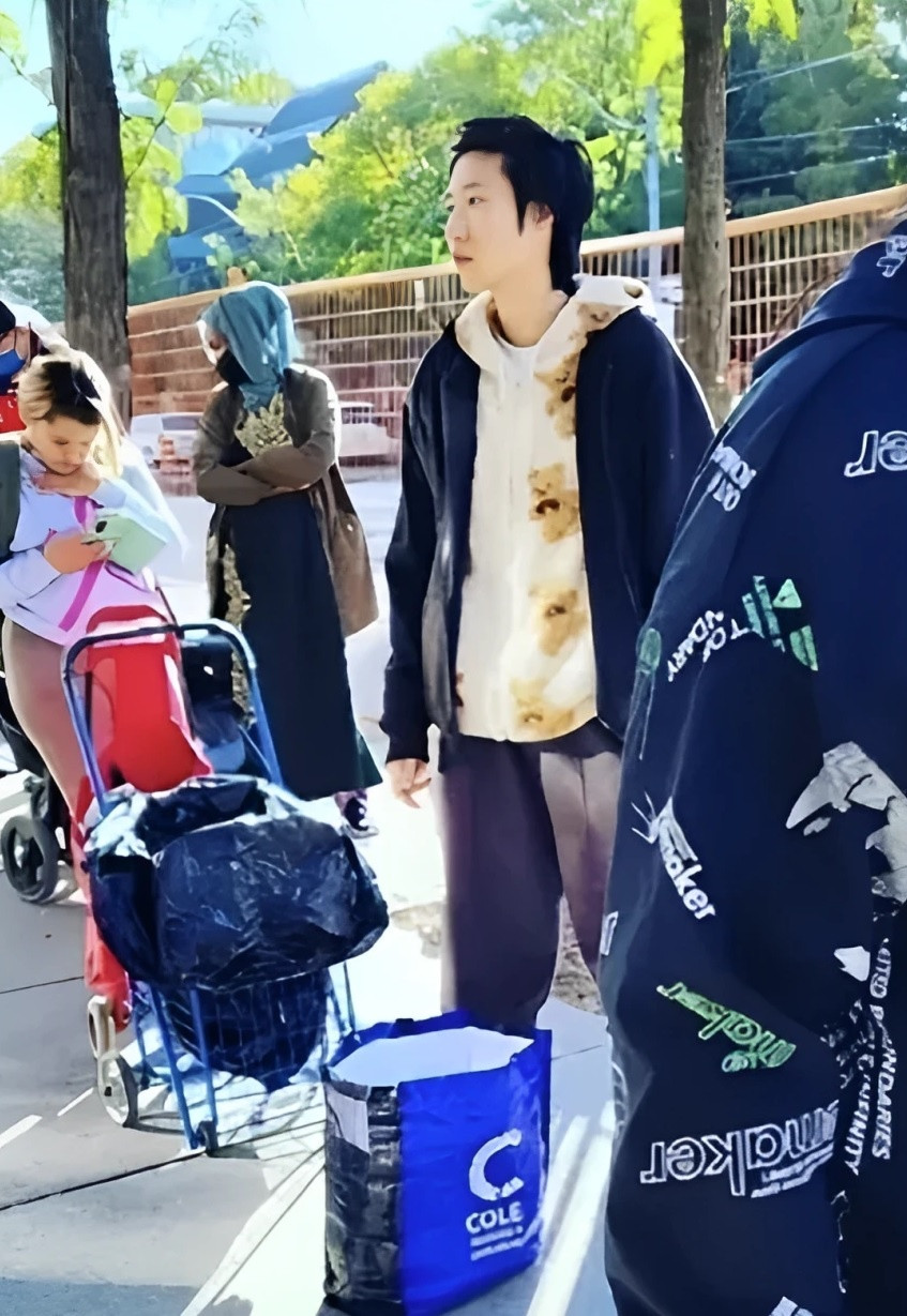 Cuoc song bi kich cua con gai bi Thanh Long bo roi-Hinh-2