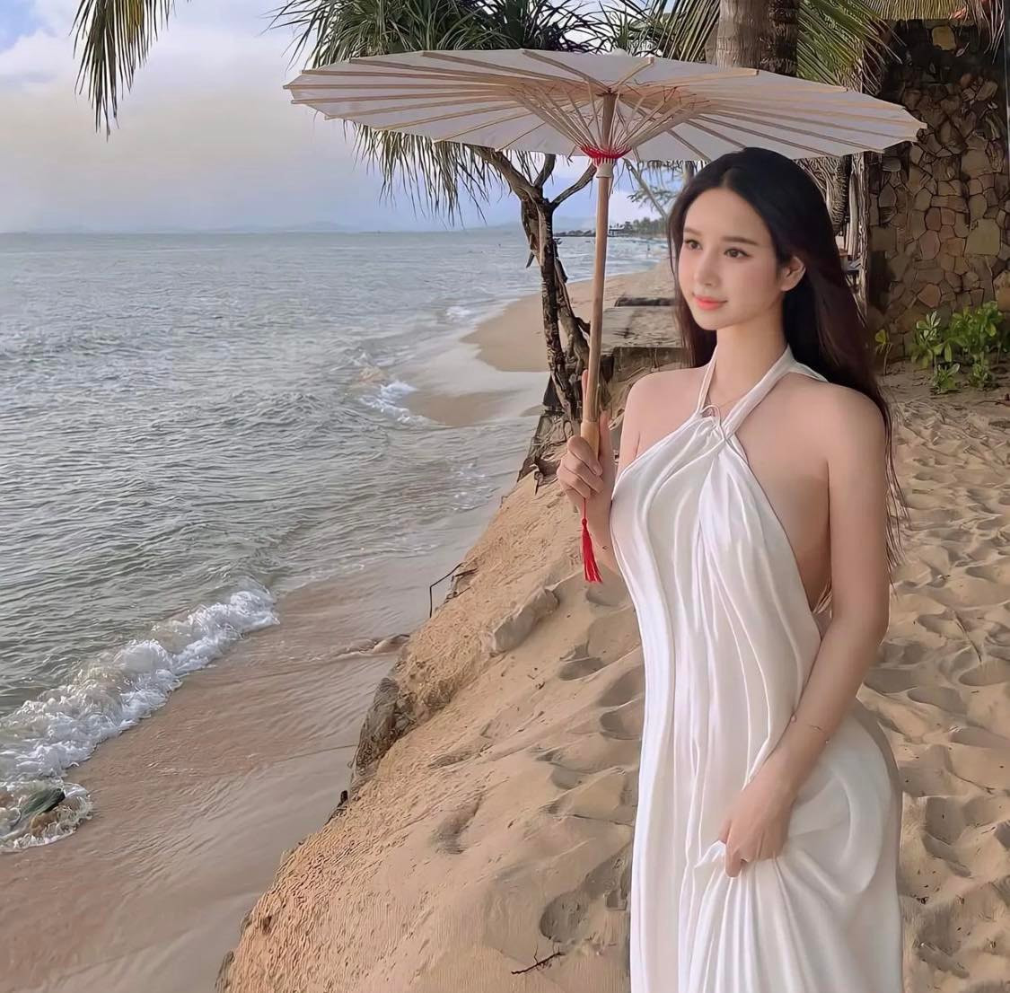 Ở ngoài đời, Yuri gây ấn tượng bởi ngoại hình quyến rũ và gu mặc khai thác tối đa thể hình đẹp. Trong đó, những chiếc váy cổ yếm, váy quây đều được cô tận dụng triệt để, giúp khoe khéo "điểm vàng" vóc dáng như bờ vai mảnh, xương quai xanh. Dáng váy xếp ly có phần cổ rủ nhẹ nhàng, độ rộng vừa phải còn giúp người mặc che được khuyết điểm vòng eo ngấn mỡ nên được rất nhiều cô gái chưng diện đi biển.