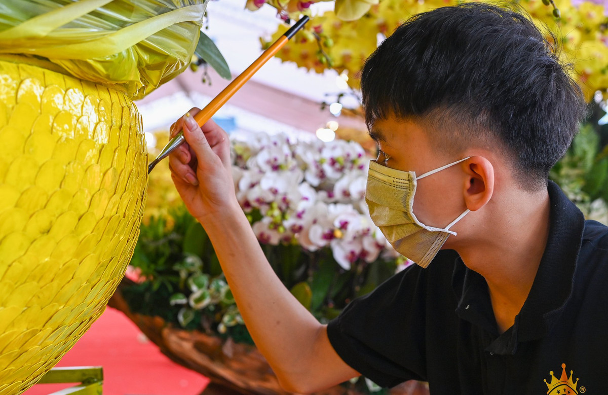 Để tăng thêm tính thẩm mỹ cũng như giá trị của tác phẩm, anh Nghiệp đã thuê thợ mạ vàng cho chậu cây.