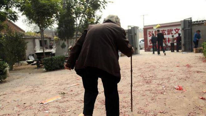 Mùi người già vì đâu mà có, cách khắc phục mùi người già Mui nguoi gia vi dau ma co, cach khac phuc mui nguoi gia