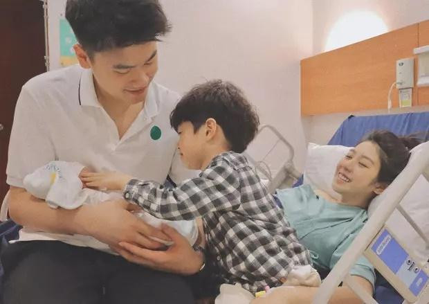 rước cặp đôi Ba Duy - Nam Thương, hồi tháng 5 vợ chồng Tùng Sơn - Trang Lou cũng hạnh phúc chào đón thêm thành viên mới. Cậu nhóc Xoài chính thức lên chức anh. Ba Duy - Nam Thương và Tùng Sơn - Trang Lou là những hot family được yêu thích nhất trên mạng xã hội.