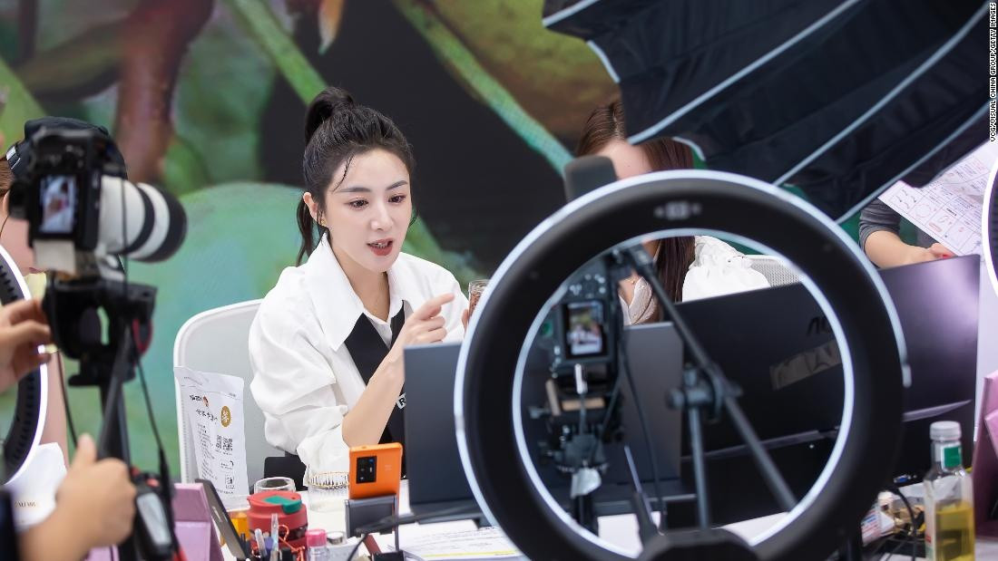 Tung ong hoang, ba chua livestream dang bien mat-Hinh-2