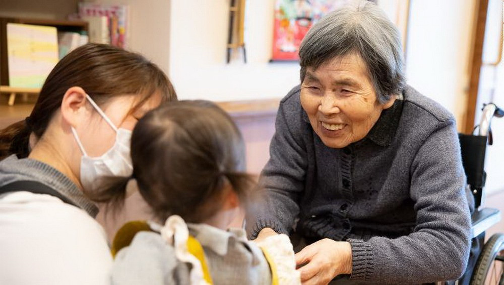 Nha duong lao Nhat tuyen be duoi 3 tuoi lam 'viec nhe y nghia lon'