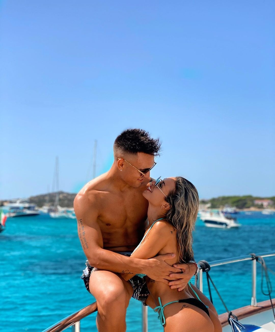 Truyền thông Argentina tiết lộ bạn gái có tác động khá lớn đến tương lai của Martinez. Người hâm mộ xứ Tango còn đặt cho Agustina biệt danh "Lady Lautaro".