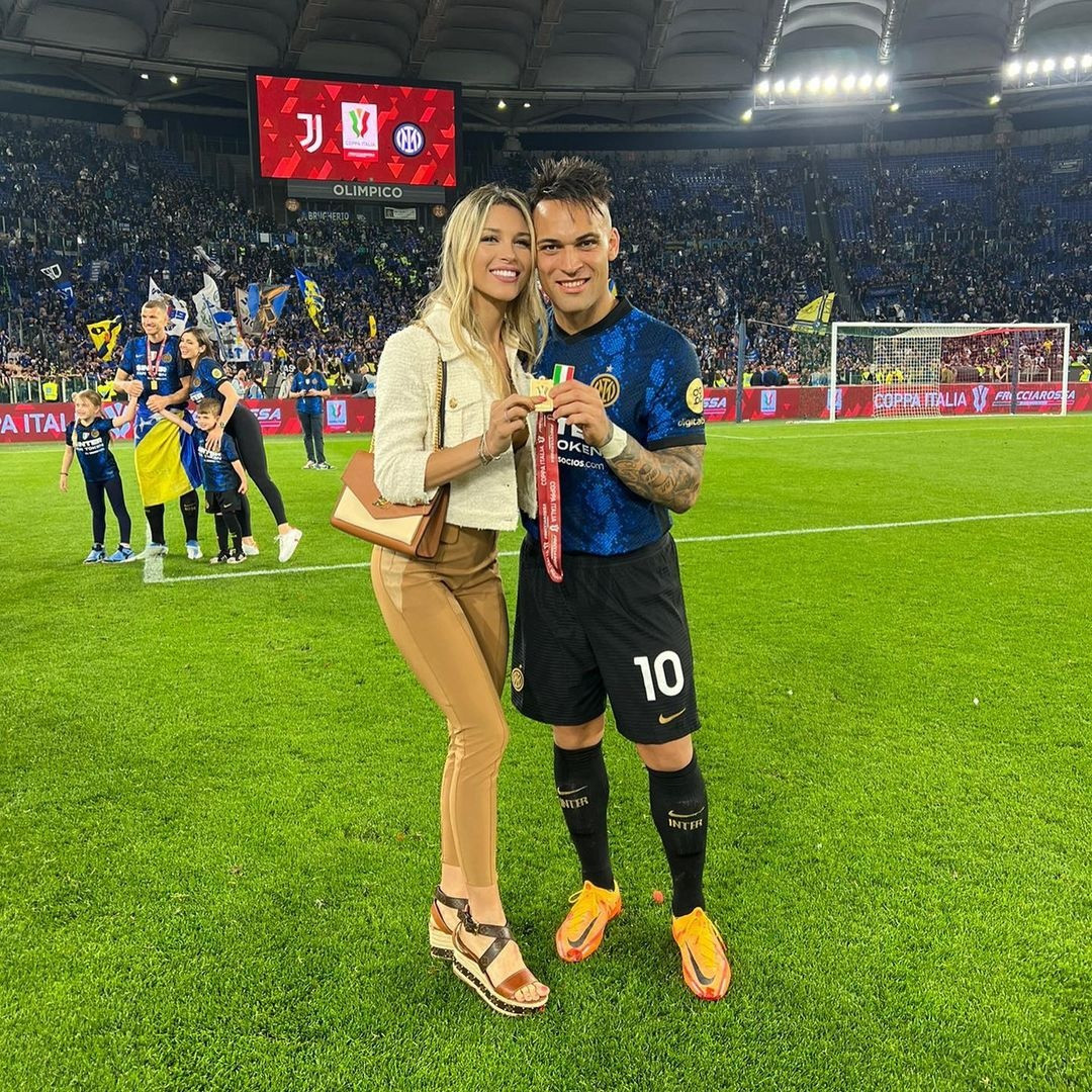 Dù bận rộn với công việc người mẫu, Agustina vẫn có mặt trong các trận đấu của Inter và ĐTQG Argentina để ủng hộ bạn trai.