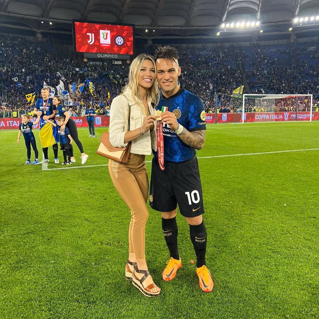 Dù bận rộn với công việc người mẫu, Agustina vẫn có mặt trong các trận đấu của Inter và ĐTQG Argentina để ủng hộ bạn trai.