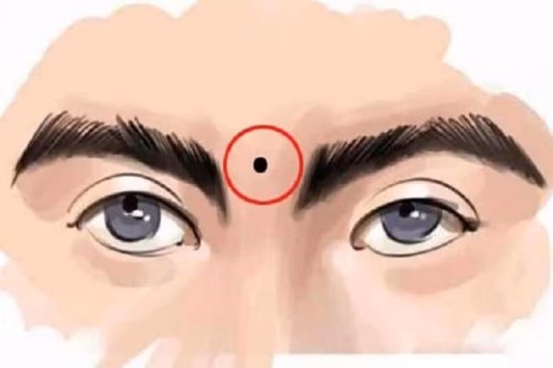 3. Nốt ruồi giữa 2 lông mày: Công việc ổn định. Nốt ruồi giữa 2 lông mày được đánh giá là vị trí tốt, tương lai sự nghiệp có thể phát triển ổn định.