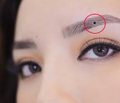  8. Nốt ruồi trên lông mày phải: Giỏi giang. Đàn ông có nốt ruồi này thì giỏi giang còn phụ nữ thì vượng phu ích tử.