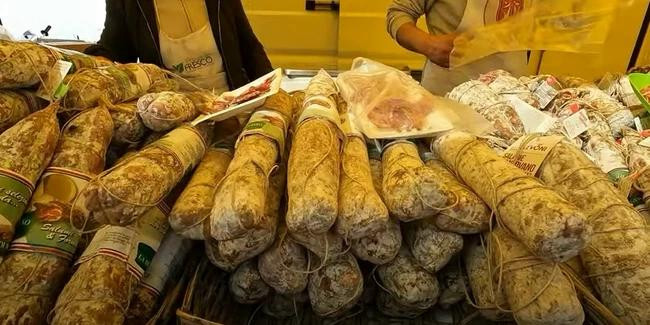 'Co Muoi' Vlog ke chuyen quai go khi di cho Troi o chau Au-Hinh-4