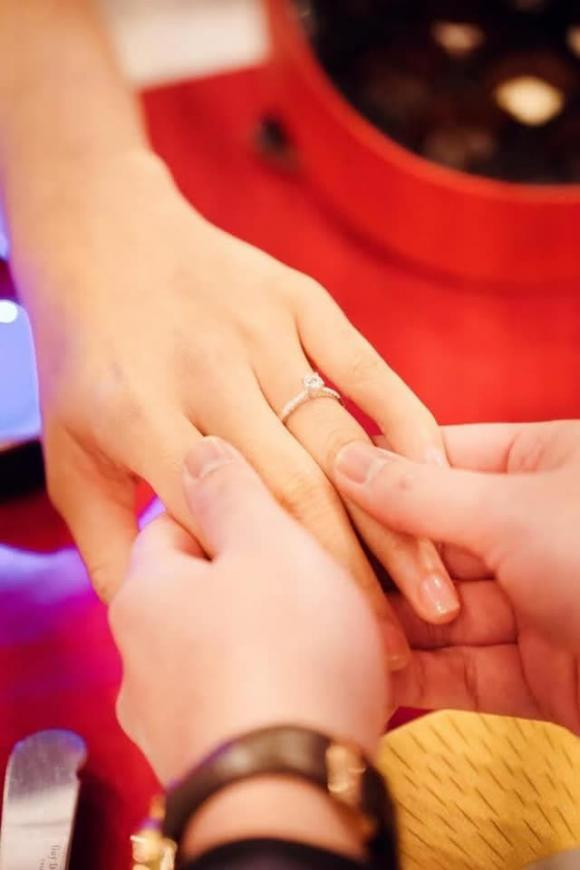 Hoa hau Ngoc Han on lai ky niem duoc ban trai cau hon