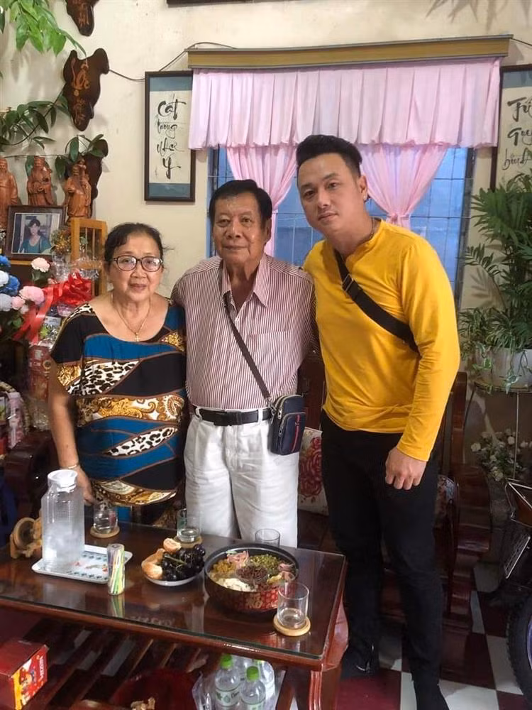 Han Thai Tu ngam ngui ve tham mo co ca si Van Quang Long