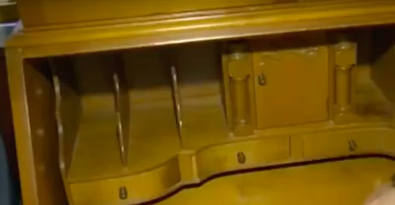 Mua chiếc bàn cũ giá rẻ về nhà, phát hiện kho tiền 2,9 tỷ Mua chiec ban cu gia re ve nha, phat hien kho tien 2,9 ty