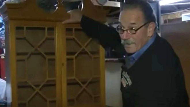 Mua chiec ban cu gia re ve nha, phat hien kho tien 2,9 ty-Hinh-2