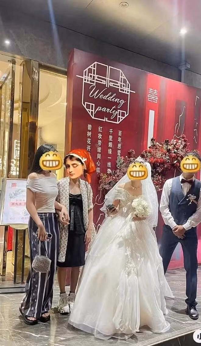 Tinh co thay tiec cuoi khi dang di du lich va hanh dong bat ngo