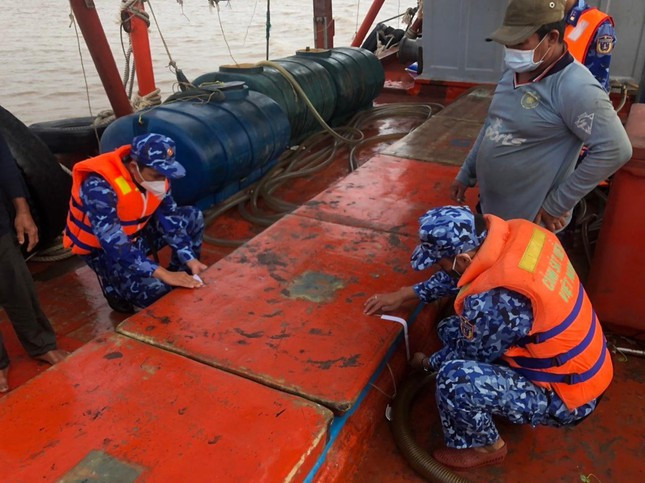 Phat hien tau ca cho 60.000 lit dau khong ro nguon goc-Hinh-2