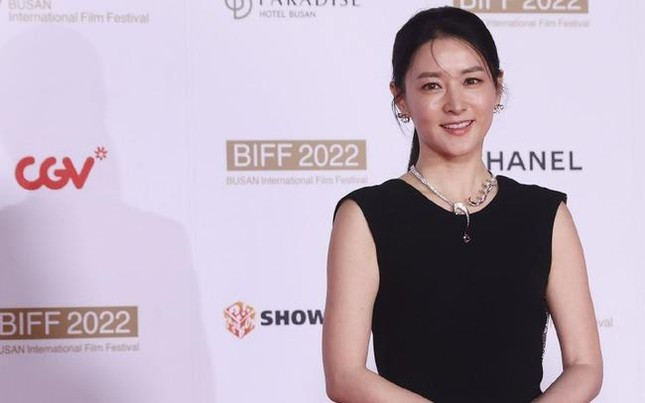 Bi quyet tre mai khong gia cua Lee Young Ae o tuoi 51