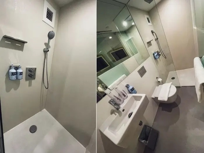 So với phòng ngủ, nhà tắm khá lớn, chiếm 1/3 diện tích và cũng được trang bị những tiện ích cơ bản. Nhà tắm có xà phòng, đồ đánh răng và gương lớn, tạo cảm giác rộng rãi hơn.