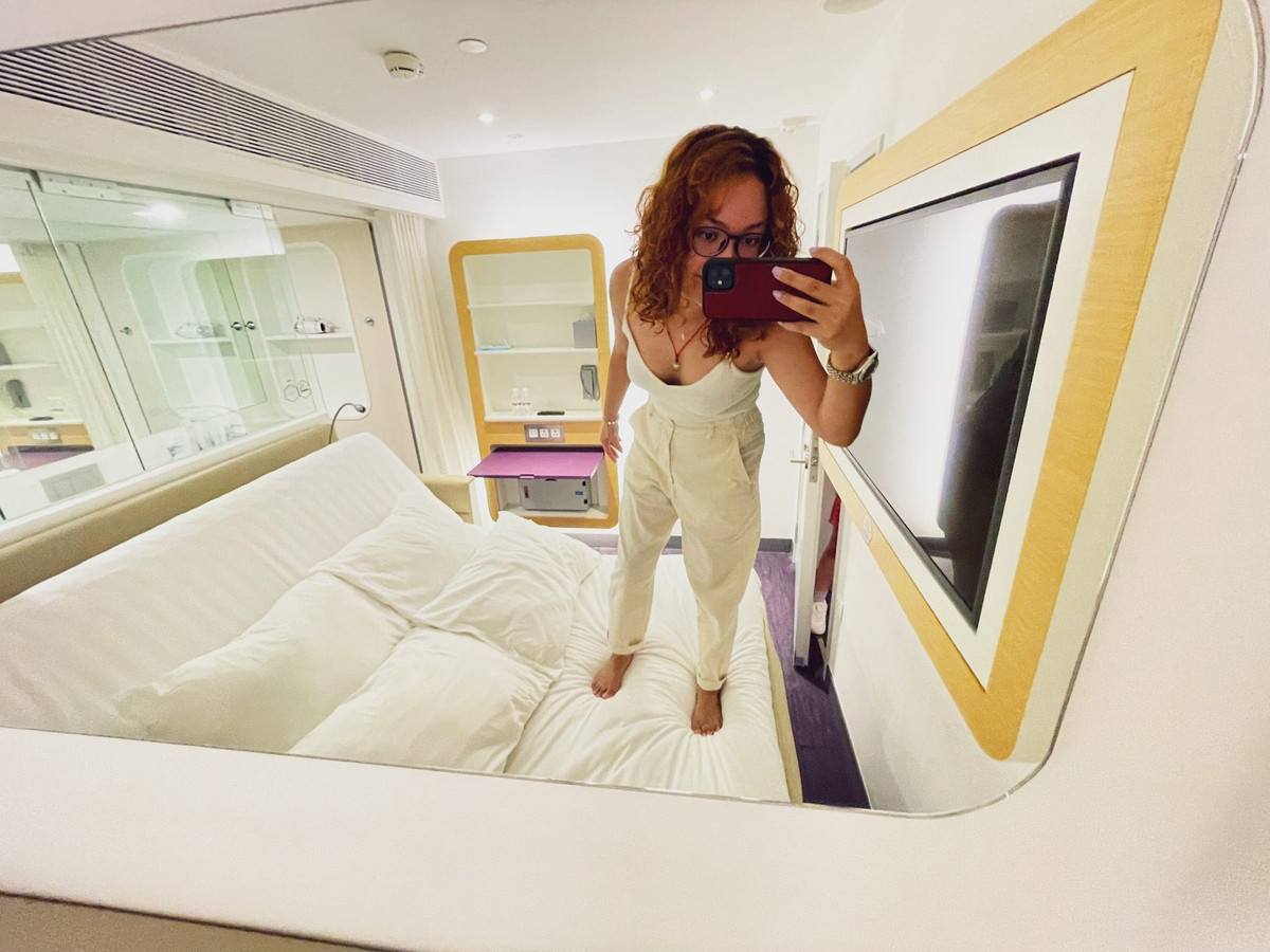 Căn phòng khiến Marielle nhớ lại ký túc xá hồi đại học. Với chiều cao 1m54, cô thấy khá dễ di chuyển nhưng người cao hơn có thể gặp khó khăn. Giường, chăn và nệm rất êm, giúp cô có một giấc ngủ ngon.