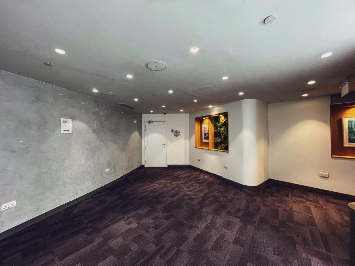 Marielle cho biết việc đi được đến phòng mình như trải qua mê cung. Ở 2 tầng, khách sạn có tới 130 phòng. Cô cũng đánh giá đây là một trong những khách sạn tiện nghi nhất mình từng đến với nhiều tầng cửa khóa bảo vệ mỗi phân khu phòng. Hành lang rất sạch và được trang trí theo phong cách tối giản.