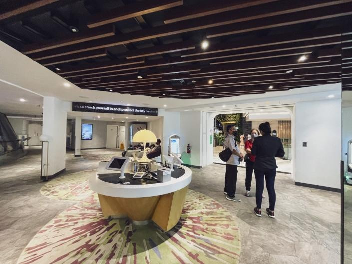 Nằm tại một góc khá xa của khu Jewel mới mở tại sân bay, một cơ sở của chuỗi khách sạn chuyển tiếp Yotelair đang nhận được nhiều sự chú ý. Đây là nơi bạn có thể nghỉ qua đêm nếu chờ nối chuyến. Marielle Descalsota, cây bút của tờ Insider, đã đặt phòng đơn ở đây vào cuối tuần với giá 316 SGD, tương đương 225 USD, cho một đêm nghỉ. Khu mua sắm vào tối thứ bảy rất đông nên tác giả khá ngạc nhiên khi thấy hành lang vắng vẻ, chỉ có vài người.