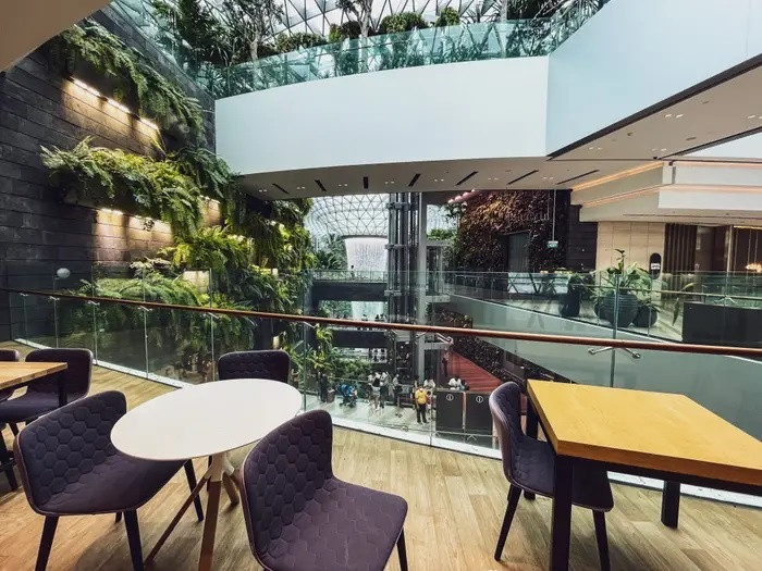 Khách sạn không phục vụ bữa sáng hay đồ ăn nhưng bạn có thể uống cà phê hoặc trà ở khu sảnh nghỉ. Marielle cho biết với những gì cô trải nghiệm, căn phòng chỉ thực sự đáng tiền nếu bạn cần nghỉ ngơi ngắn trong lúc chờ nối chuyến. Căn phòng không có cửa sổ để ngắm cảnh hay không gian rộng rãi để thư giãn. Nếu thời gian dài hơn, bạn có nhiều lựa chọn tốt ngay gần sân bay Changi.