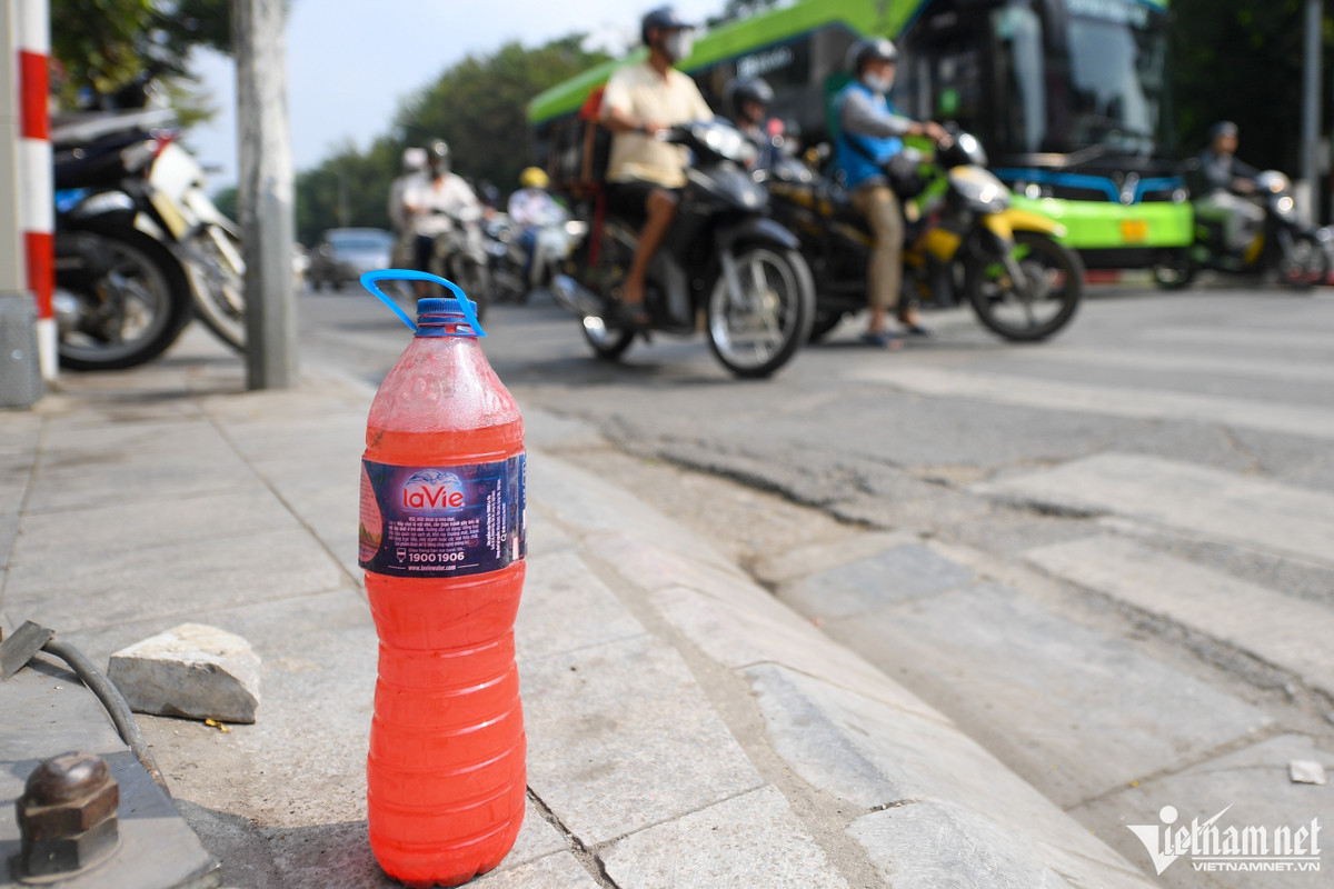 Các chai xăng được đặt tại các ngã tư có đông người qua lại.