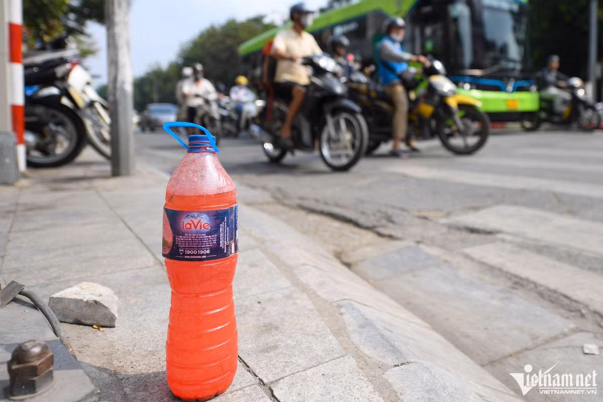 Các chai xăng được đặt tại các ngã tư có đông người qua lại.