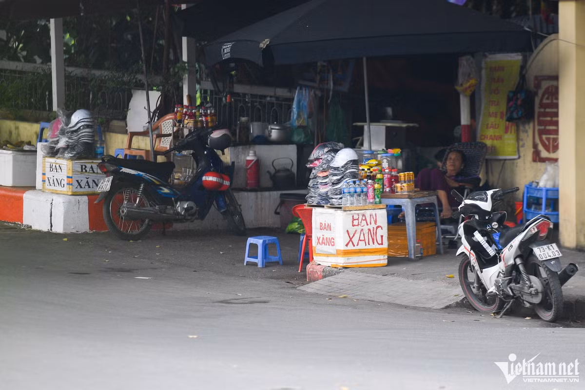 Thậm chí, 2 quán trà đá liền nhau ở cầu Cót (đường Láng) cũng treo biển bán xăng.